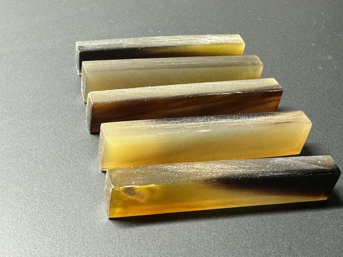 Cuerno de buey ámbar veta negra en bruto para cejuela