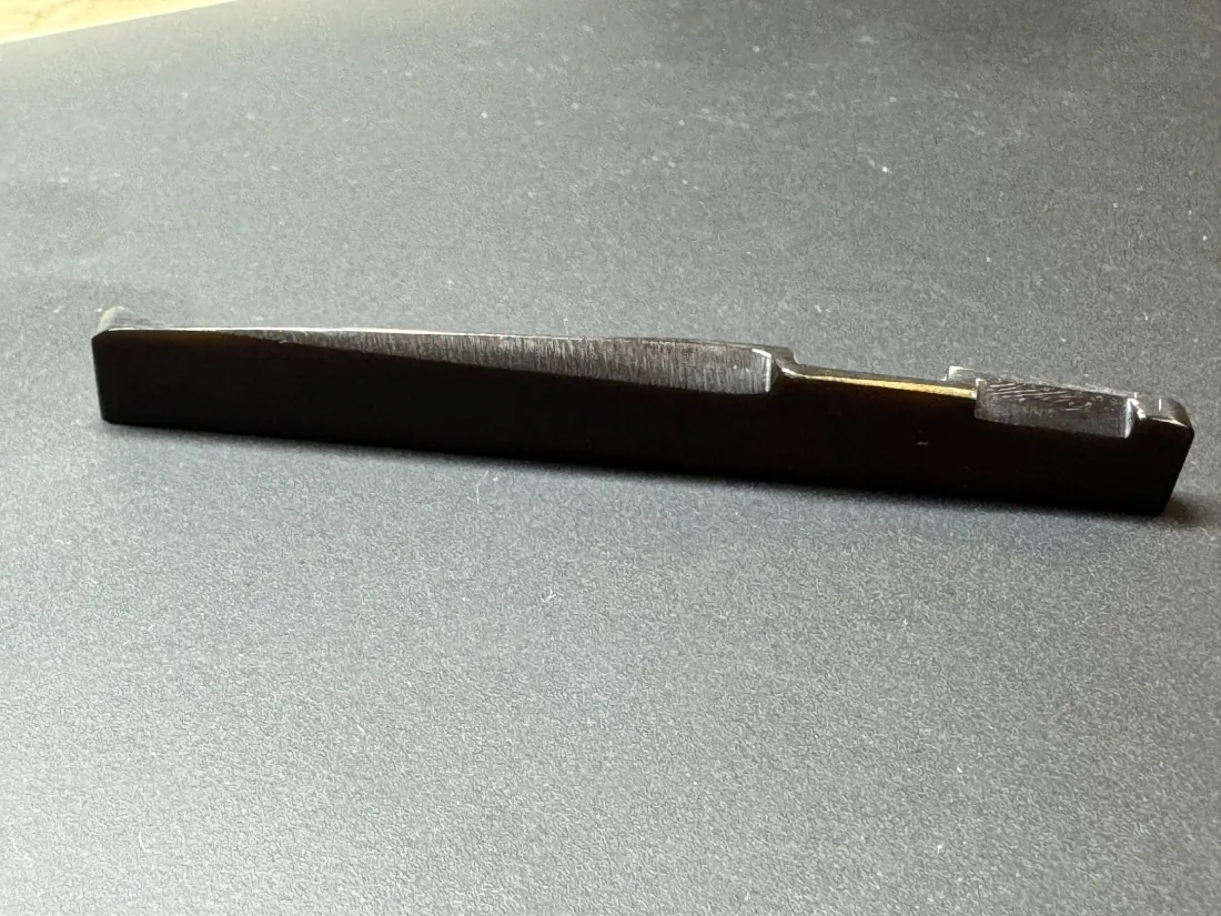 Selleta tallada de cuerno de buey negro 72 × 3 × 9 mm