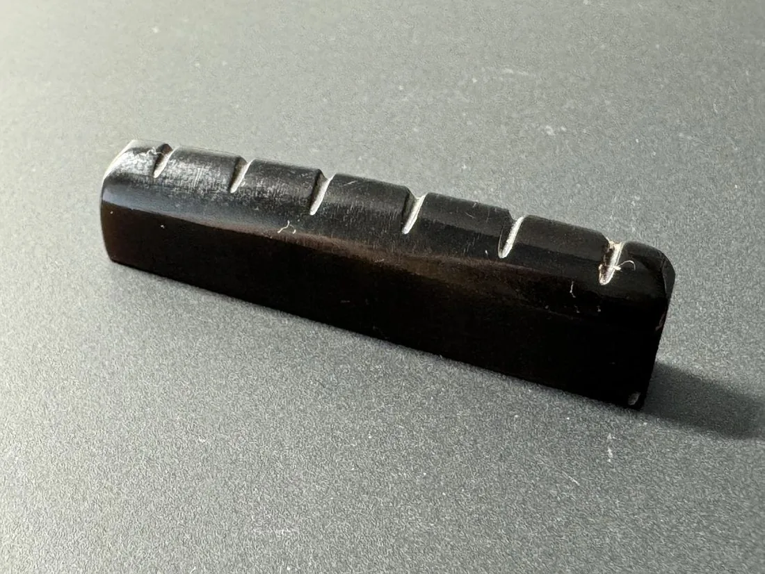Cejuela tallada de cuerno de buey negro para Les Paul y acústica