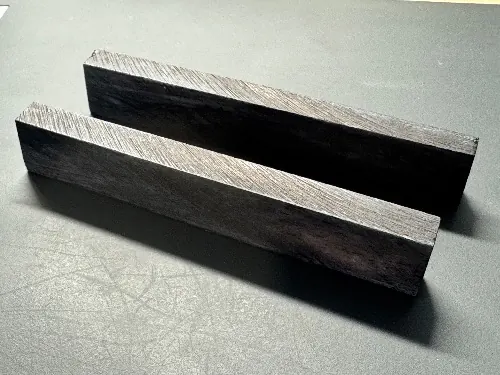 Bloque de hueso teñido negro 90 × 7 × 10 mm