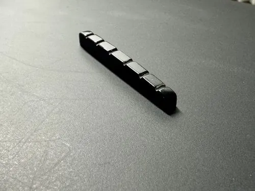 Cejuela tallada de cuerno de buey negro para Fender