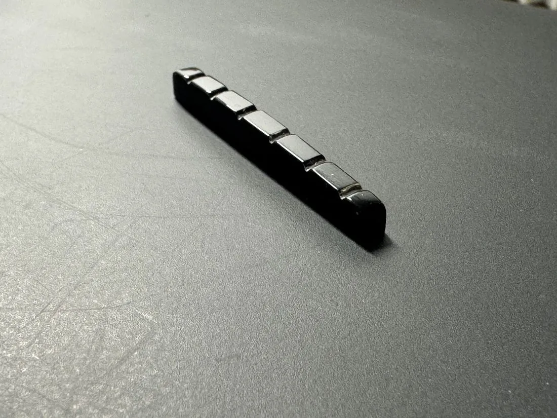 Cejuela tallada de cuerno de buey negro para Fender