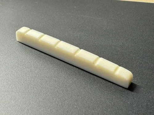 Cejuela tallada de hueso blanco para Fender