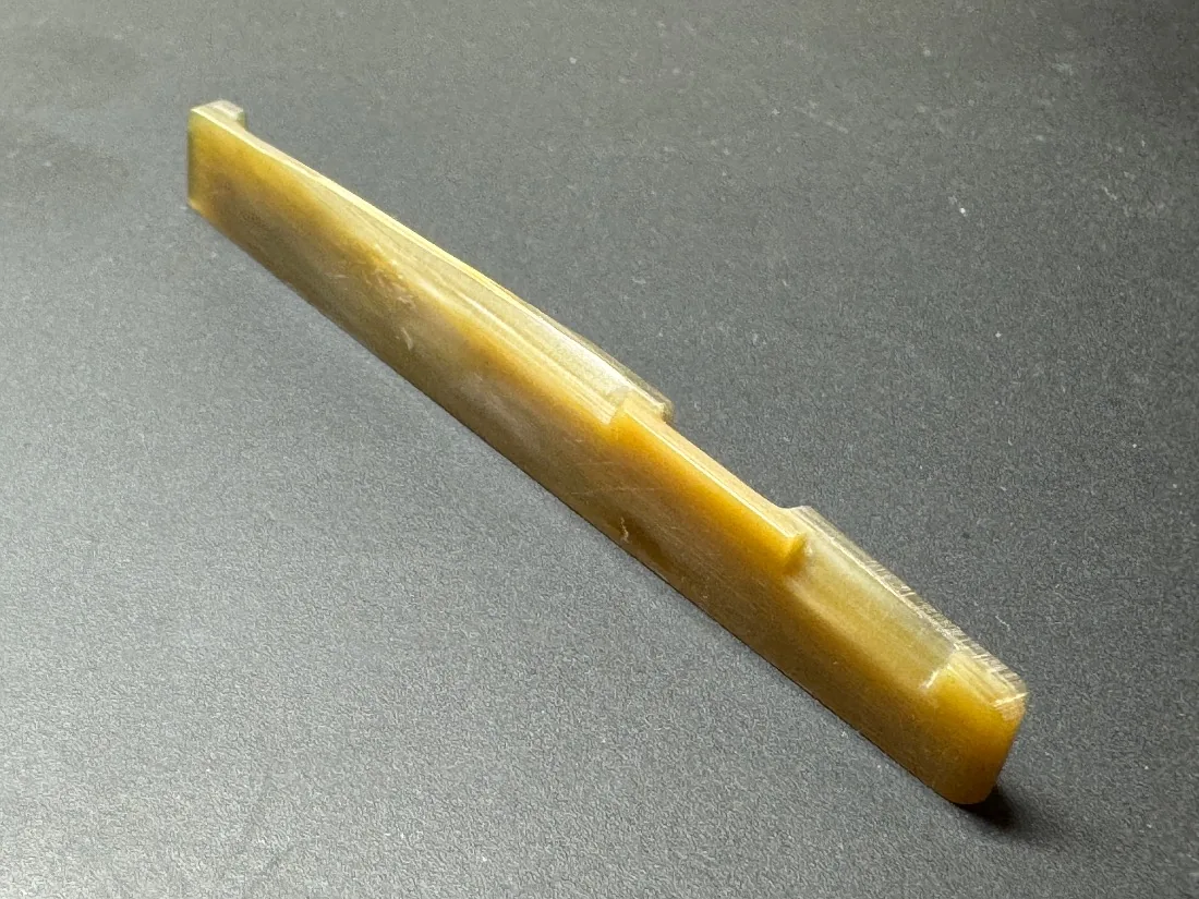Selleta tallada de cuerno de buey ámbar 72 × 3 × 9 mm
