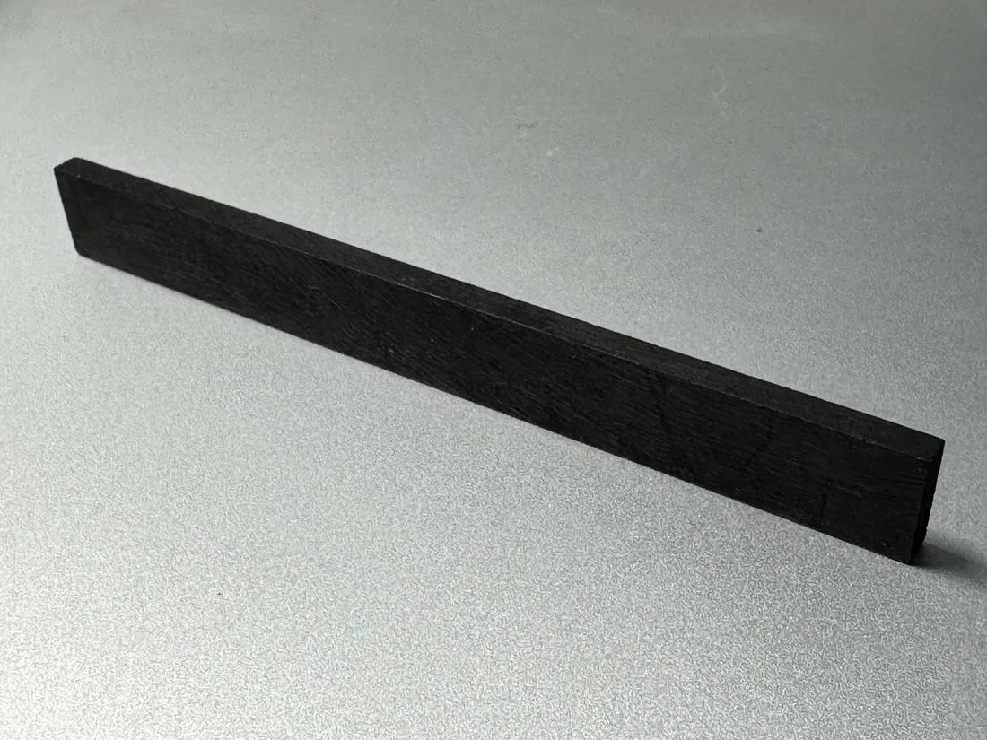 Hueso de vaca teñido negro para selleta