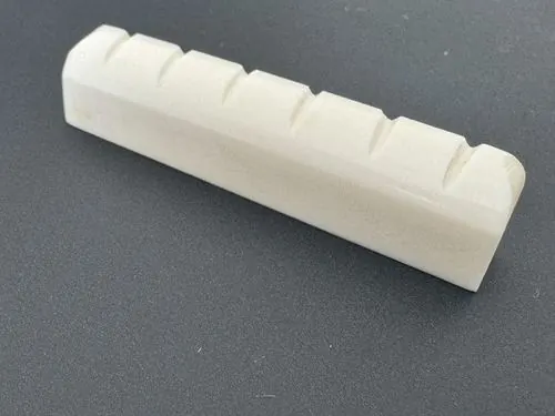 Cejuela tallada de hueso vacuno blanco con veta