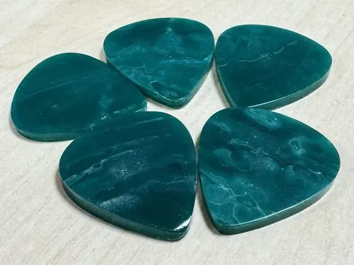 5 púas de resina verde
